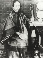 Gon Ying "Silver Dove" Louis (Mrs. Ah Louis) : circa 1895.