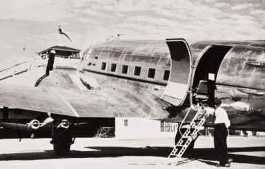 Bill Bush with the plane of Allan Hancock College of Aeronautics, Santa Maria : 1946.