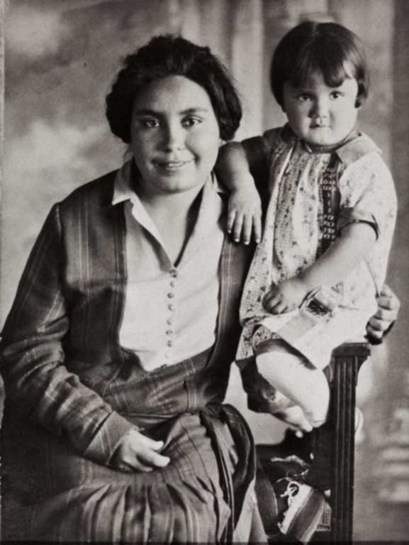 Luisa McLean (née Cordero), Barbareño Chumash descendant, and her daughter, Edna : 1925.